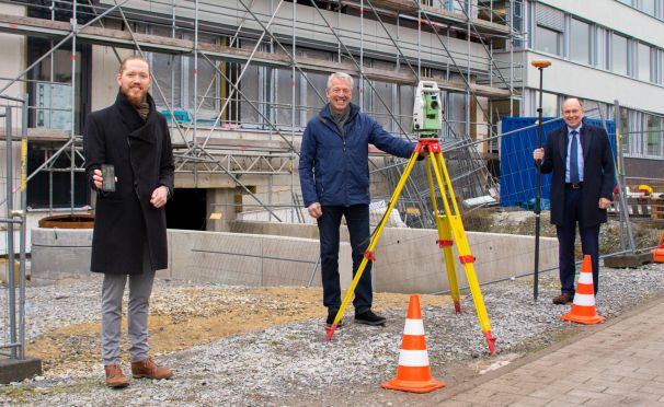 Kann das Smartphone genauso genau messen wie die althergebrachten Vermessungstechniken? – v.l. Max Erdmann (Geschäftsführer Vaira), Axel Gurok (Leiter Katasteramt) und Landrat Christoph Rüther.  Foto: Kreis Paderborn, Presse- und Öffentlichkeitsarbeit, Ulrike Sander